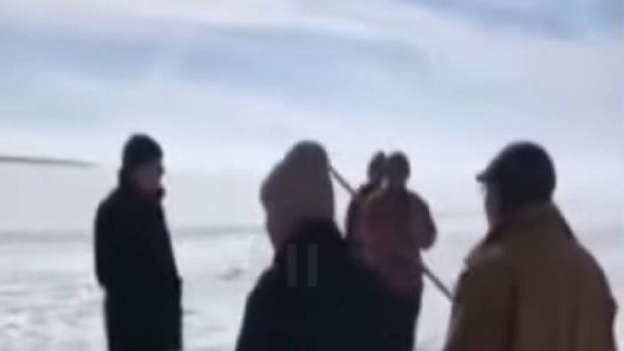 Konya Beyşehir Gölü buz tutunca drift yapan araç göle battı