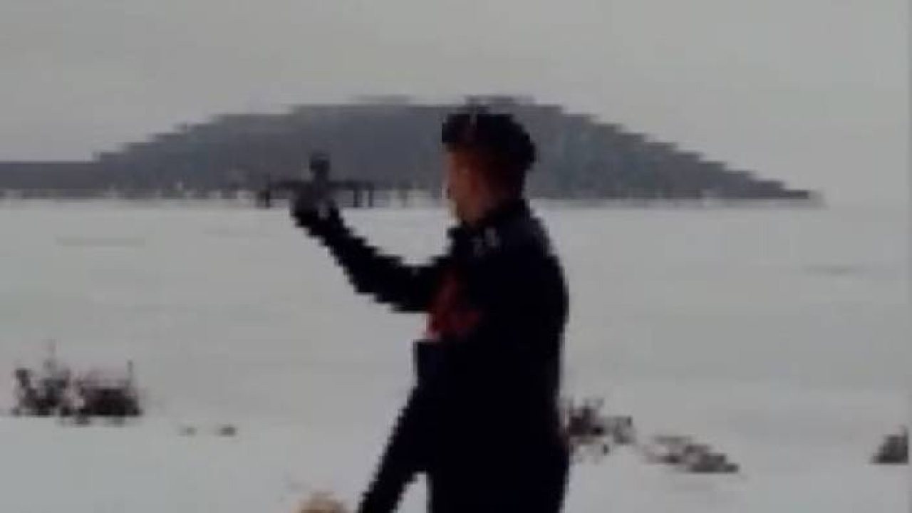 KONYA - Beyşehir Gölü'ndeki adada mahsur kalan besicilere ihtiyaçları drone ile ulaştırıldı