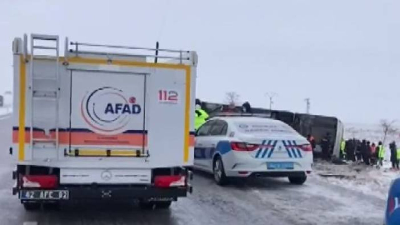 Konya'da tur otobüsü buzlanan yolda devrildi