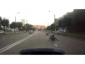 Moskova’da Motorcunun Ölümden Son Anda Kurtulması Kamerada