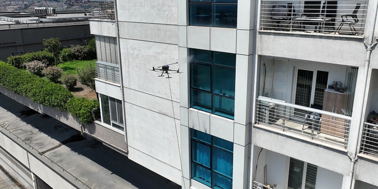 Yüksek katlı binaları 'dron' temizliyor