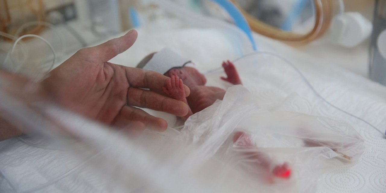 Prematüre bebekler, sağlıkçıların çabasıyla hayata tutunuyor