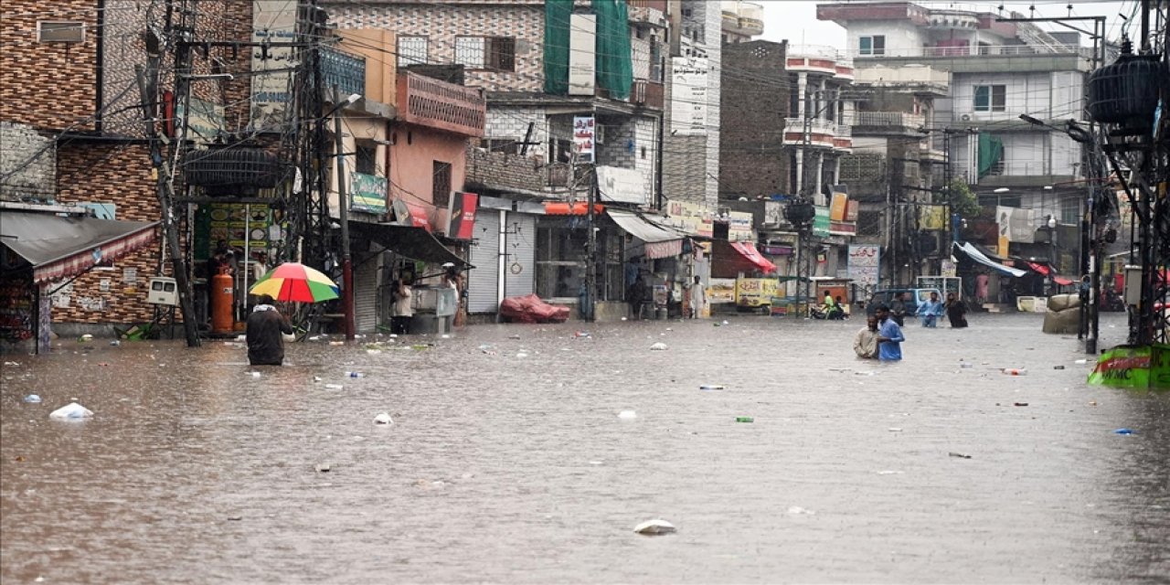 Pakistan'ın kuzeyindeki sellerde ölenlerin sayısı 330'a yükseldi