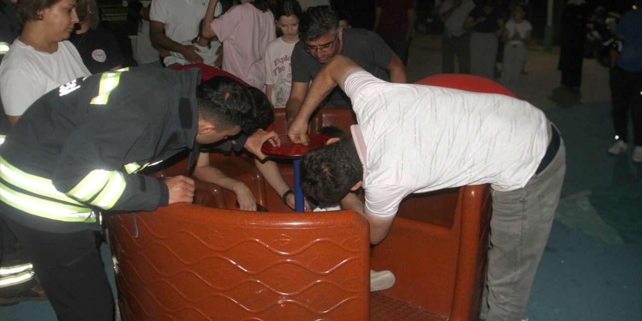 Parkta çocuğun ayağına vida saplandı