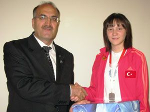 Ayşenur Yılmaz ödüle doymuyor