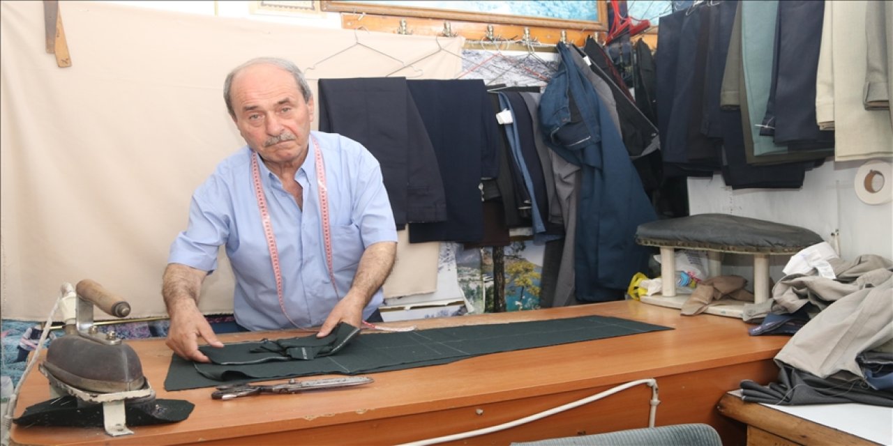 55 yıldır elinden iğne var