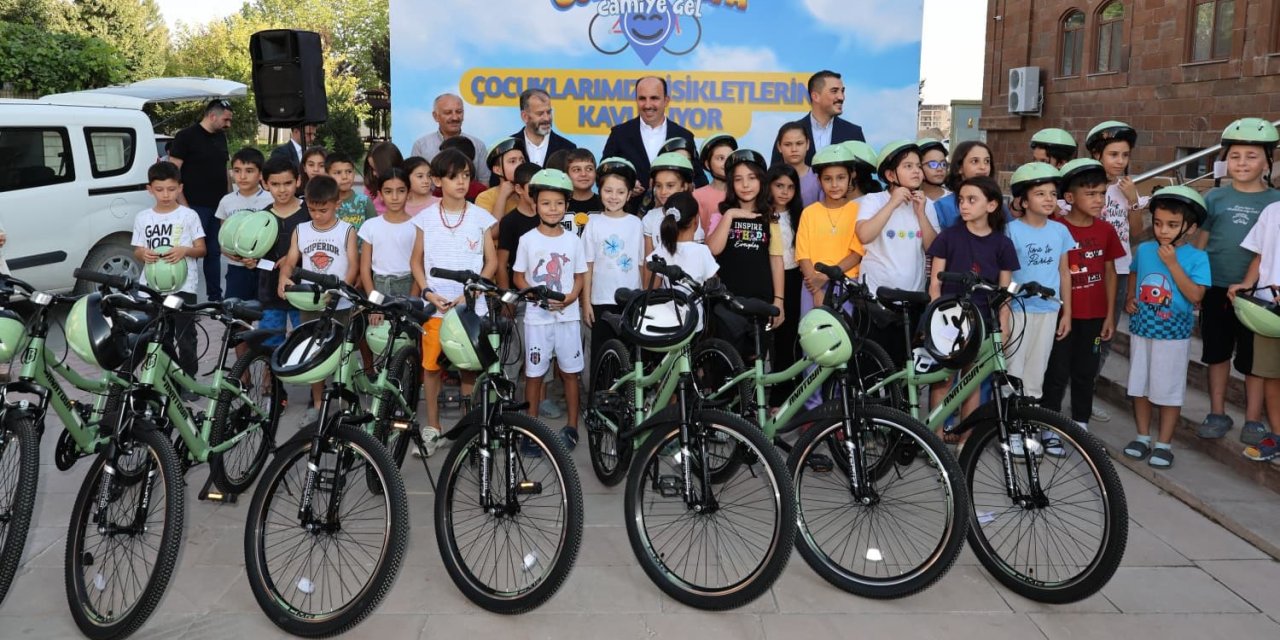 Altay, çocuklara bisiklet hediye etti