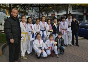 13 Madalya Kazanarak Alaplı’nın Gururu Oldular