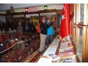 Turistler, Asırlık Yörük Kilimlerine Özel İlgi Gösteriyor