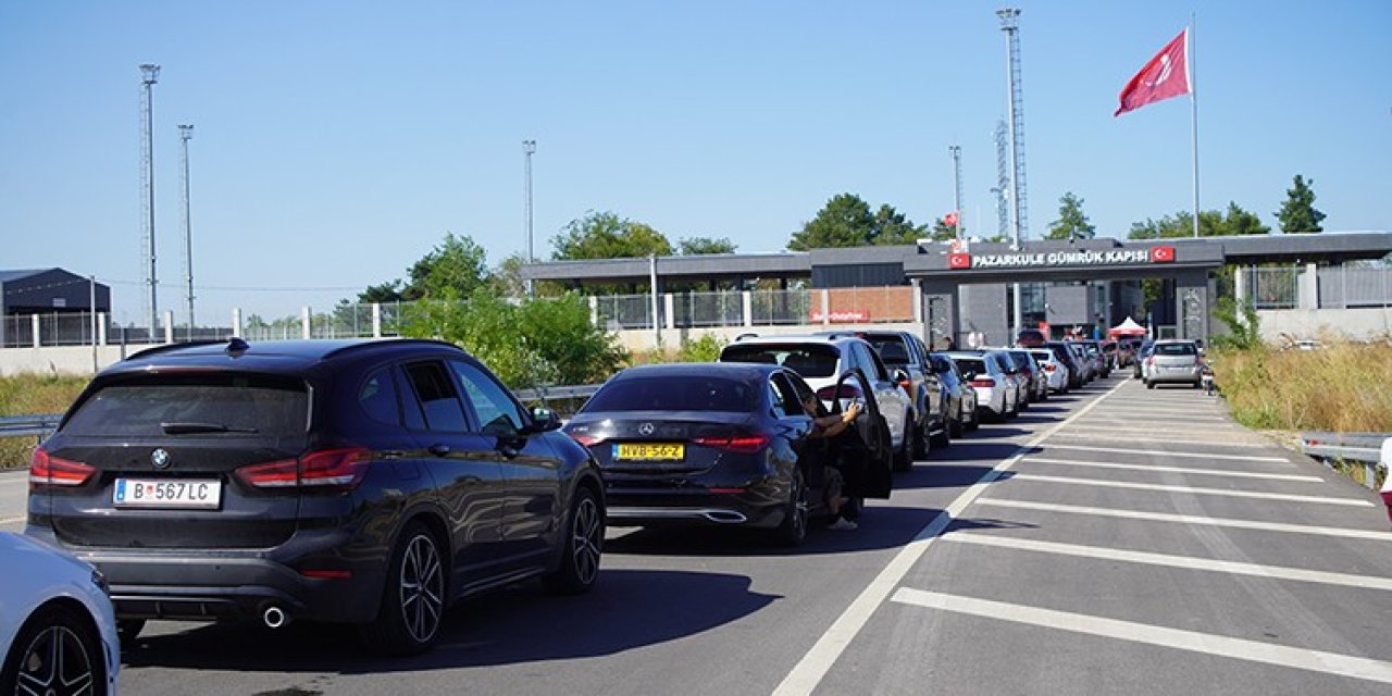 Gurbetçiler Türkiye'den hüzünle ayrılıyor