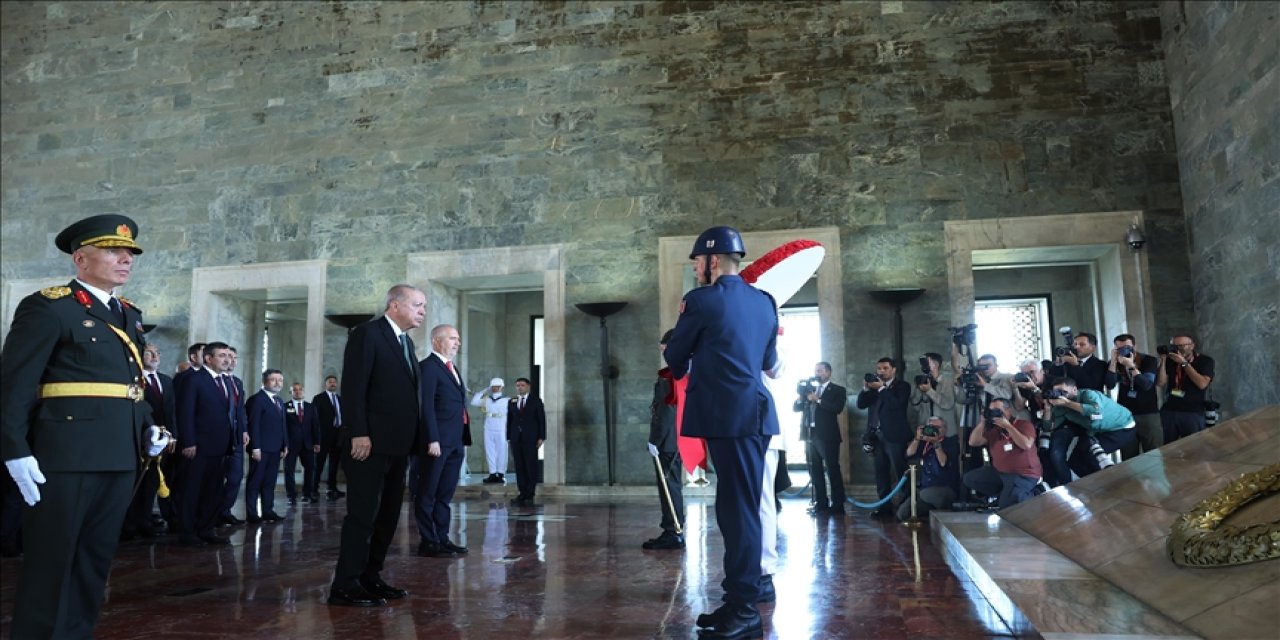 Cumhurbaşkanı Erdoğan başkanlığındaki devlet erkanı Anıtkabir'i ziyaret etti
