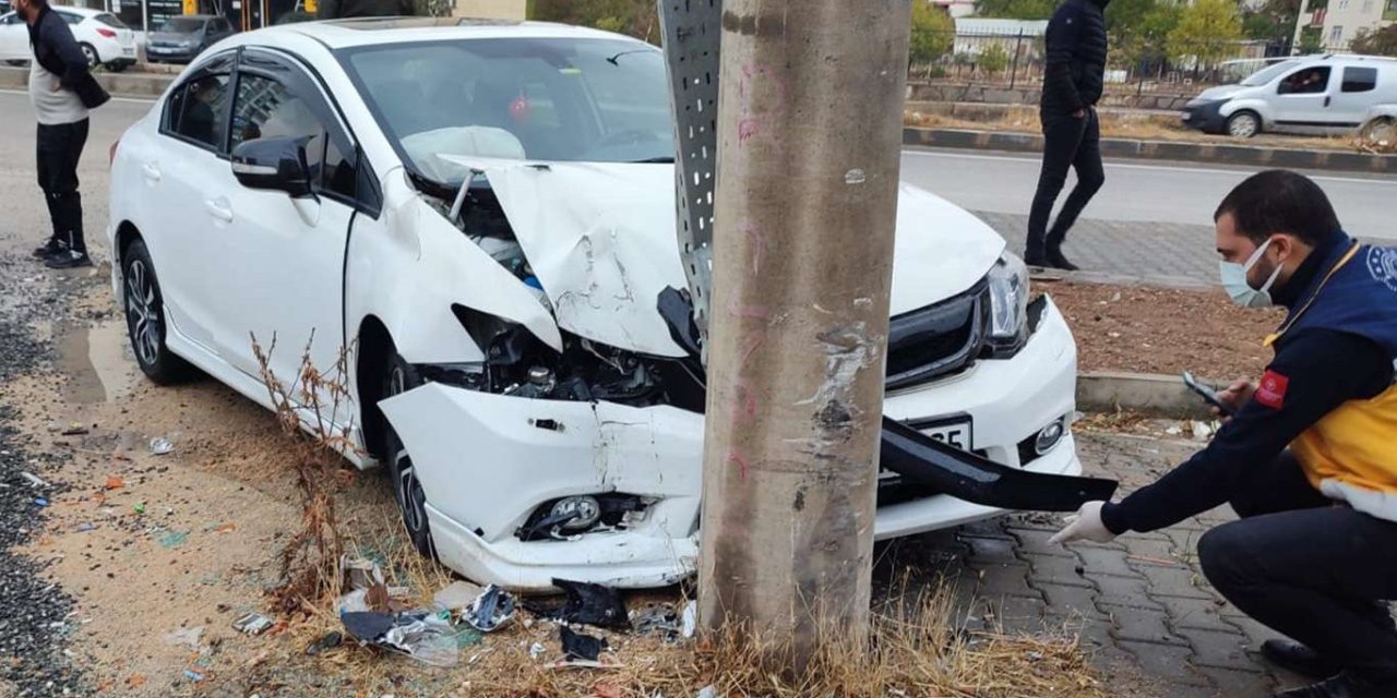 Otomobil direğe çarptı, 3 kişi yaralandı