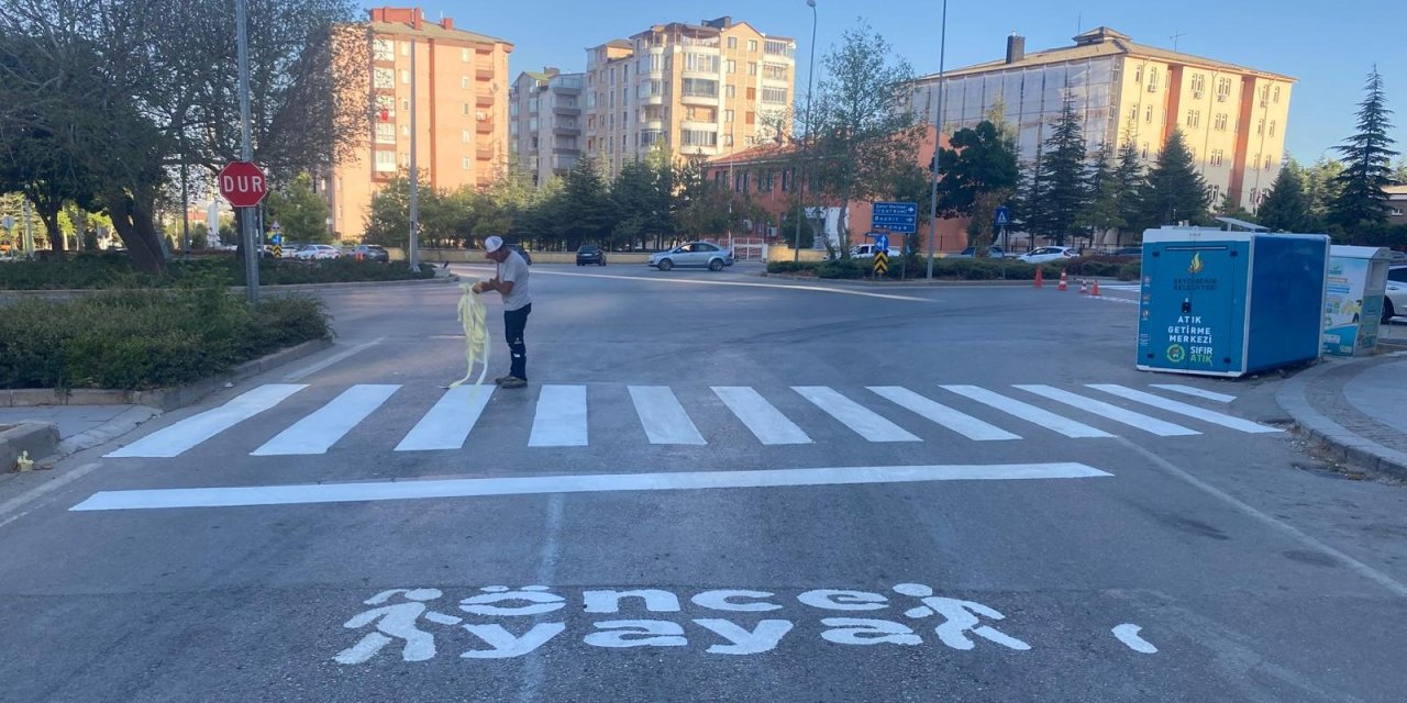 Seydişehir'de yaya geçitleri boyanıyor