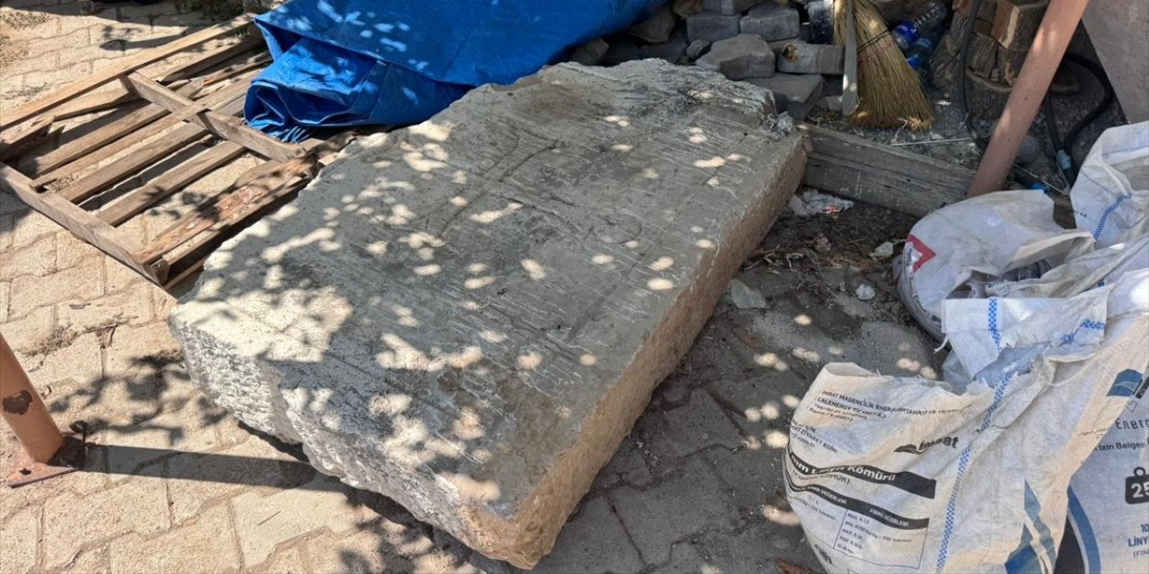 Konya'da tadilatta haç işaretli mermer taş bulundu