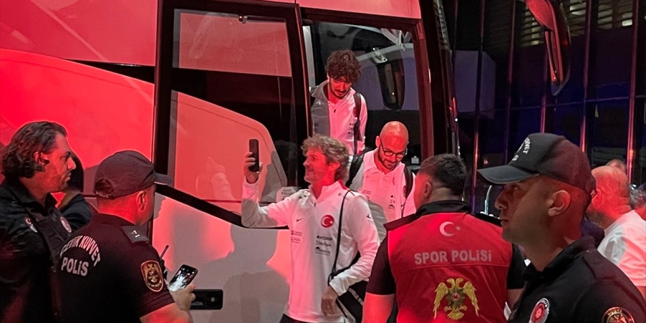 A Milli Futbol Takımı'na  Konya'da coşkulu karşılama