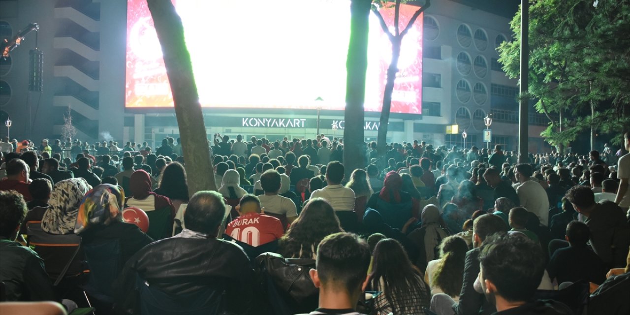 Konya'da Türkiye-İspanya maçı dev ekranlardan izlendi