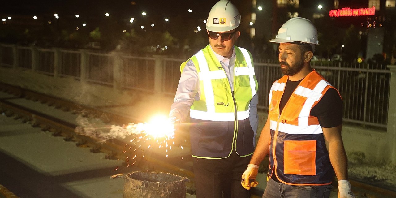 Yeni tramvay hattında raylar birleştiriliyor