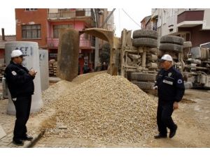 Bursa'da Hafriyat Yüklü Kamyon Devrildi: 1 Yaralı