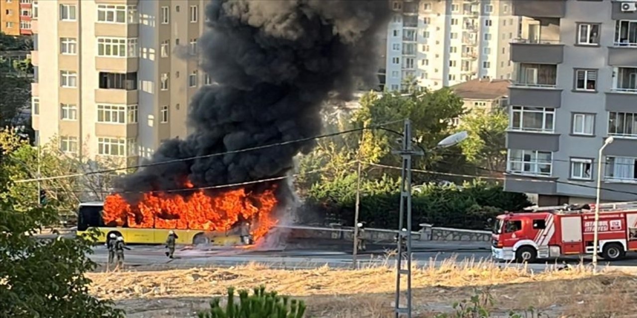 Ümraniye'de seyir halindeki İETT otobüsü yandı