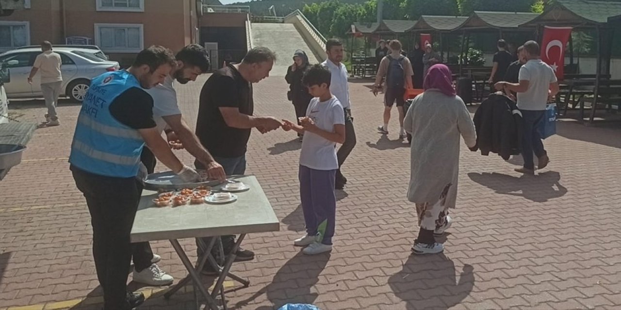 Üniversite öğrencileri tatlılarla karşılandı