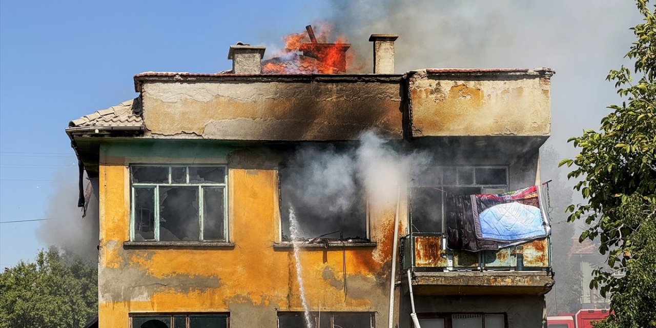 Konya'daki yangında ev harabeye döndü