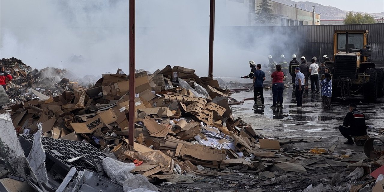 Fabrikada çıkan yangın hasara neden oldu