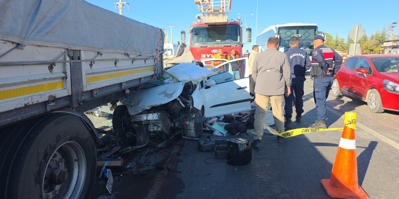 Tıra çarpan araçtaki anne öldü, oğlu yaralandı