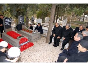 Sani Konukoğlu, Kabri Başında Anıldı