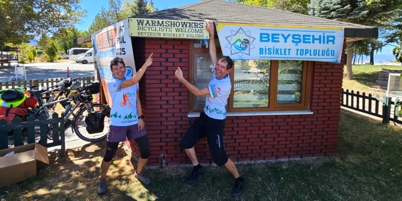 Bisiklet tutkunu turist çift Konya'da mola verdi