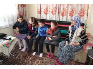 Çocuklar Yaşlıları Evinde Ziyaret Ediyor