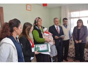 Osmaniye'de Doğan Bebeklere Hemşehrilik Beratı Veriliyor