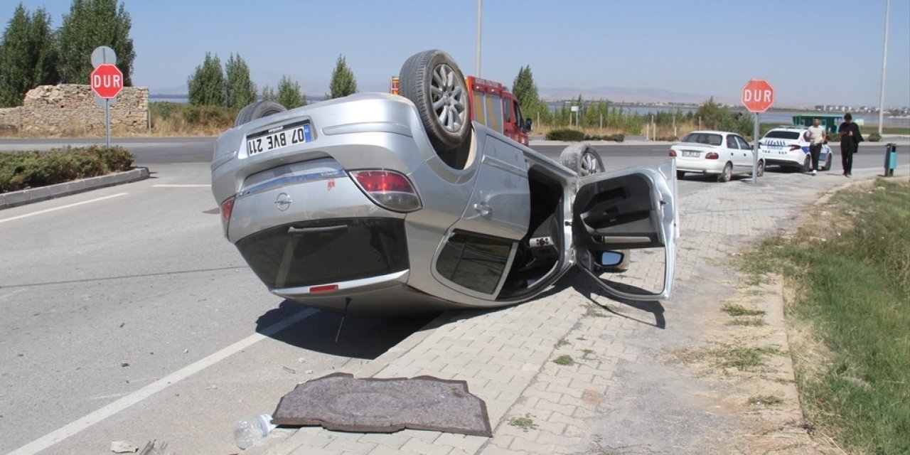 Beyşehir'de otomobil devrildi