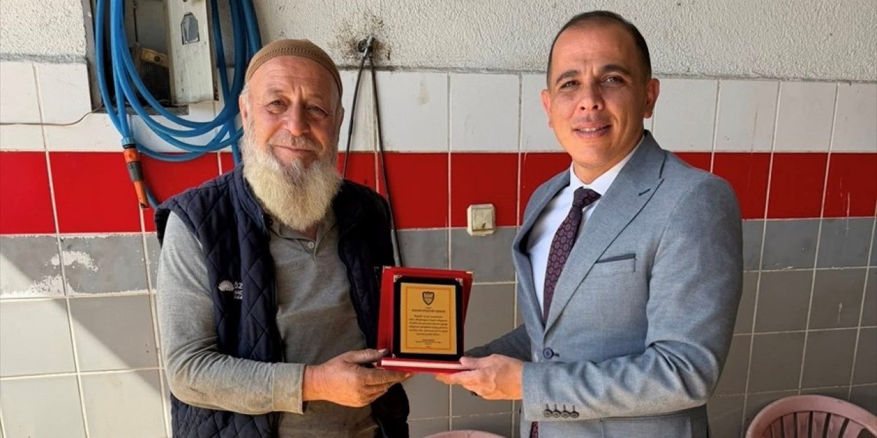 Konya'da 35 yıllık esnaflara plaket