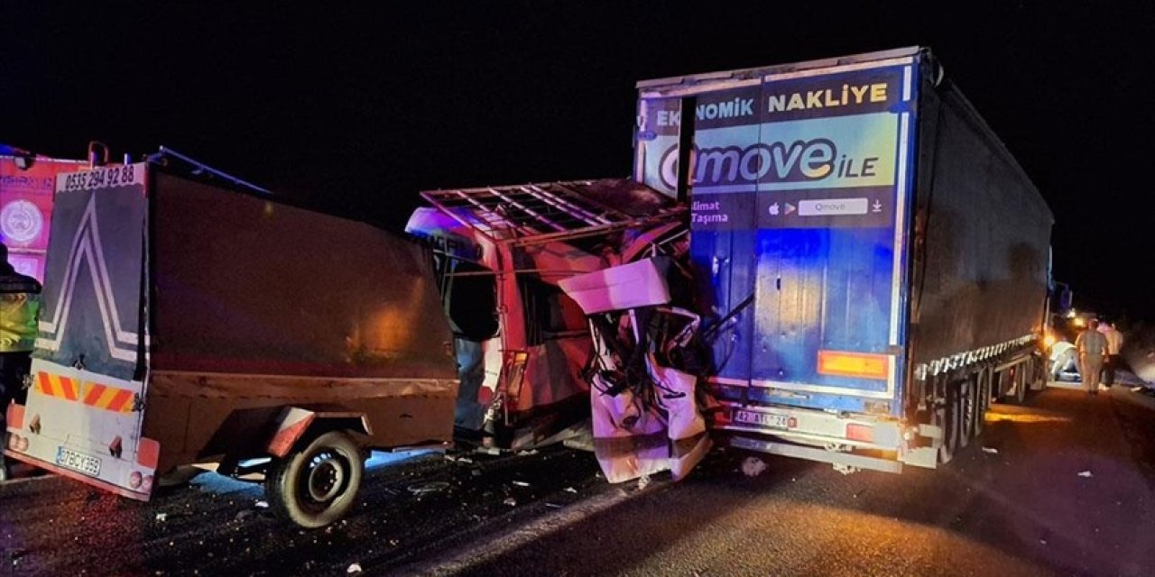 Minibüsle tır çarpıştı! 3 ölü, 16 yaralı