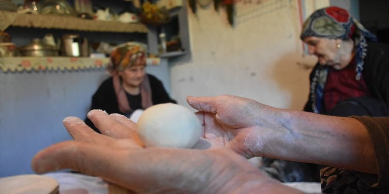 Kadınların kışlık yiyecek mesaisi sürüyor