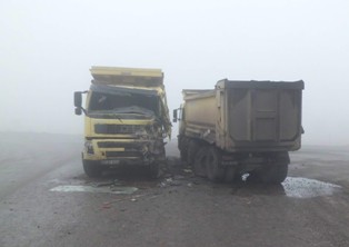 İki kamyon çarpıştı: 2 yaralı