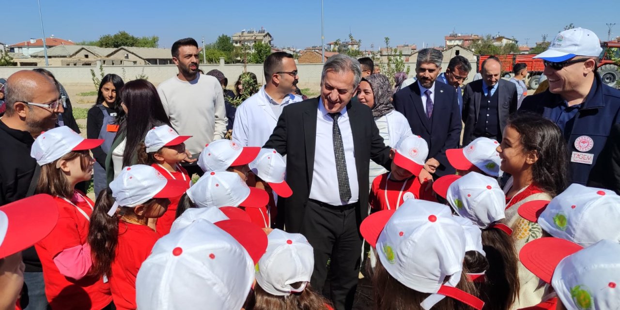 Yiğit, hasat etkinliği ve sertifika törenine katıldı