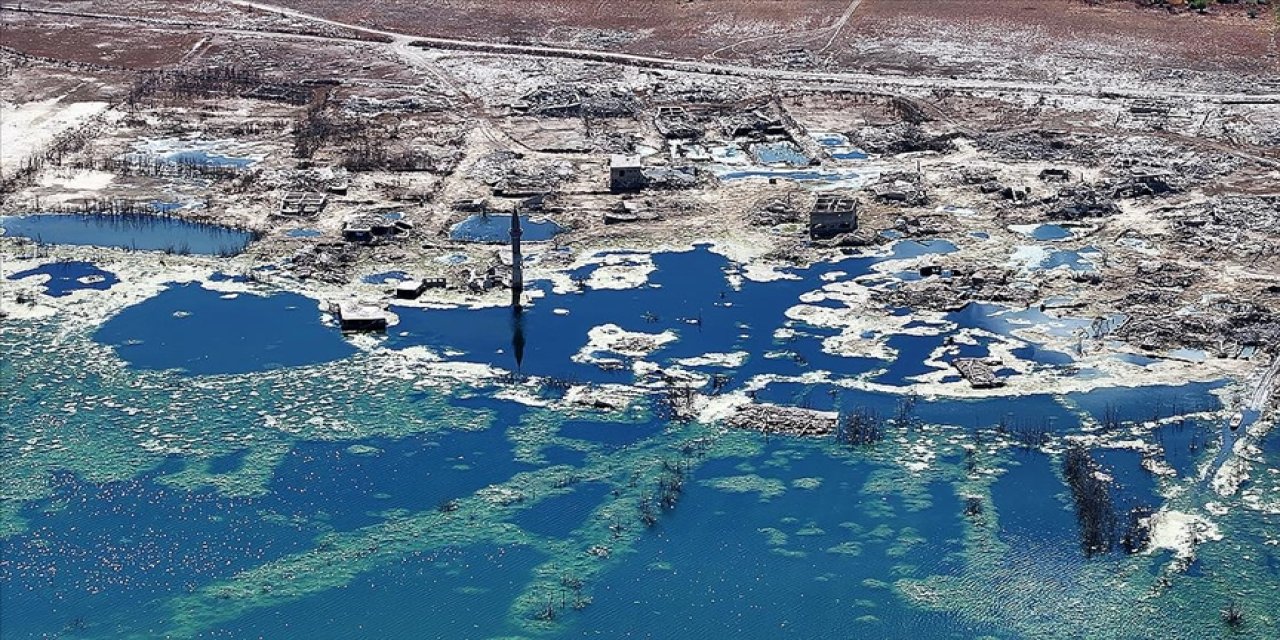 Su çekildi, 4 yerleşim yeri ortaya çıktı