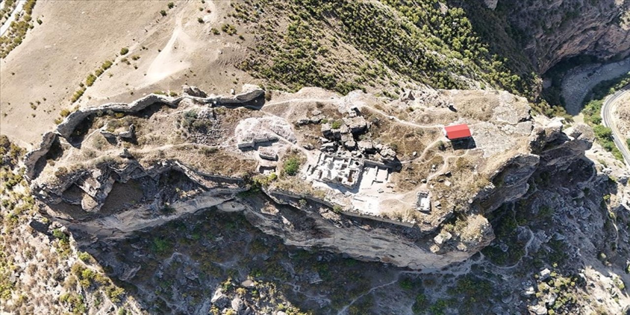Gevhernik Kalesi'ndeki kazılarda mezar odası bulundu