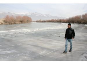 Erzincan'da Karasu Nehri Buz Tuttu