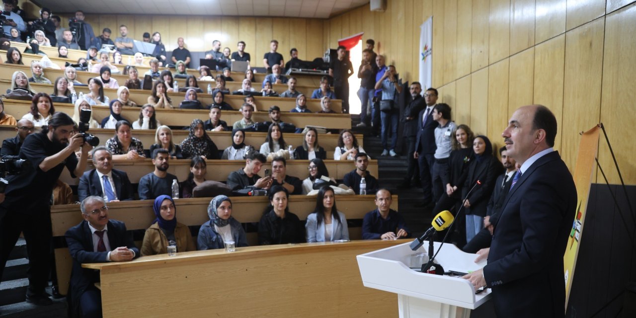 Altay üniversitelilerle buluştu