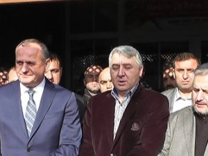 AKP'li vekil: "Başbakan Allah'ın tüm vasıflarını üzerinde toplayan bir lider"