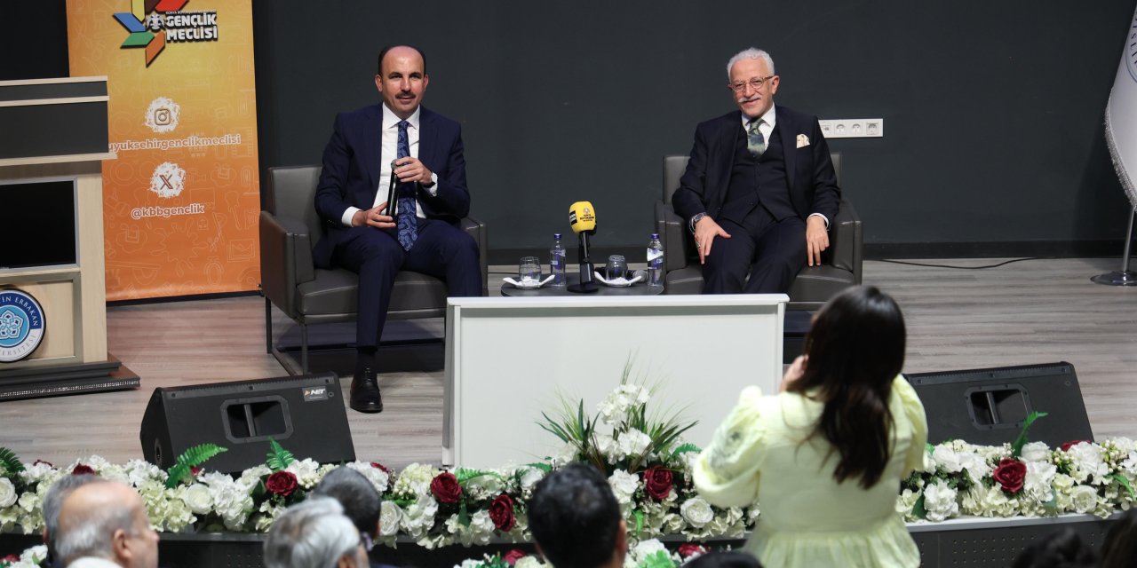 Altay üniversitelilerle sohbet etti