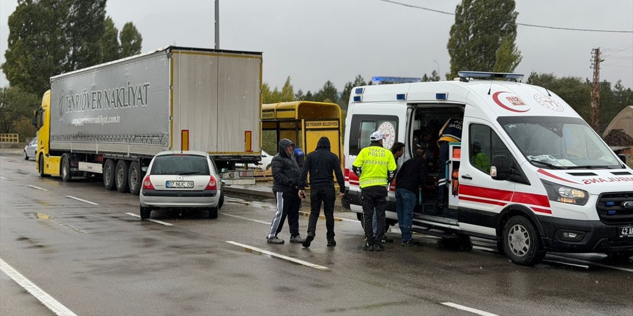 Otomobil dorseye çarptı, 3 kişi yaralandı