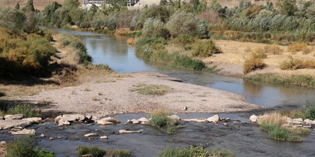 Kuraklık nedeniyle bir nehir daha alarm veriyor