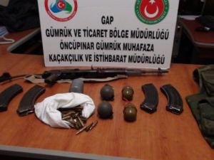 Suriye'den Türkiye’ye Giriş Yapmak İsteyen Araçta Silah Ve El Bombası Bulundu