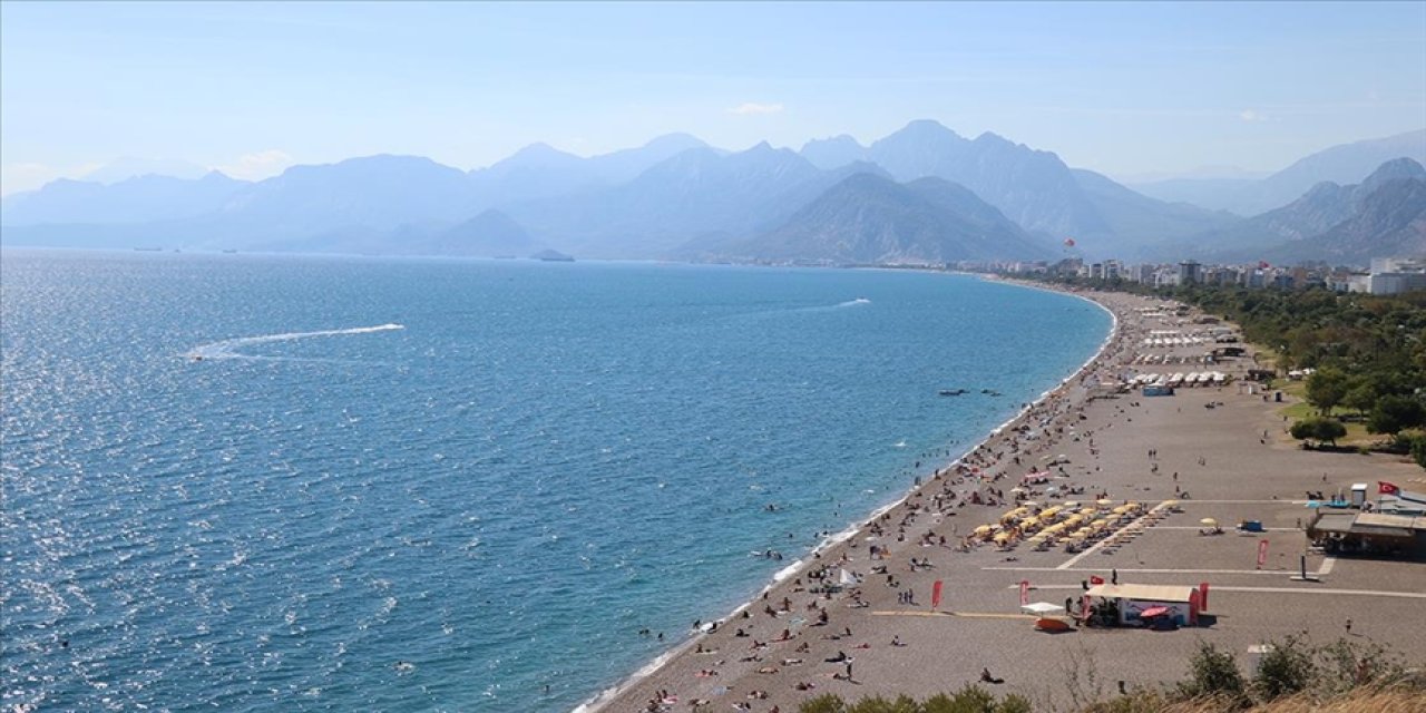 Hava sıcaklığı 28 derece ölçülen Antalya'da sahillerde hareketlilik yaşandı