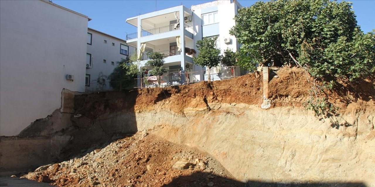 Antalya'da göçükte zarar gören evlerinden tahliye edilen aileler bekleyişini sürdürüyor