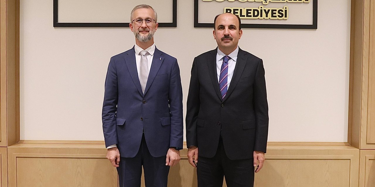 Altay, Dzheliaov'u konuk etti