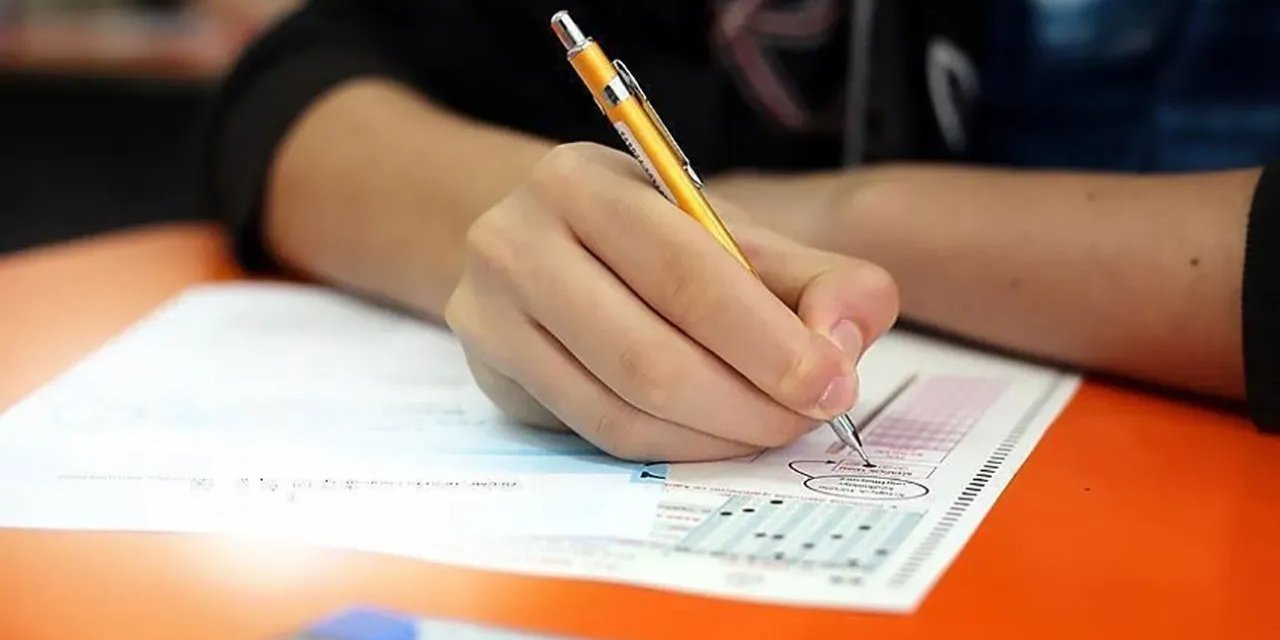 Soruları FETÖ'cülere sızdıranlara gözaltı